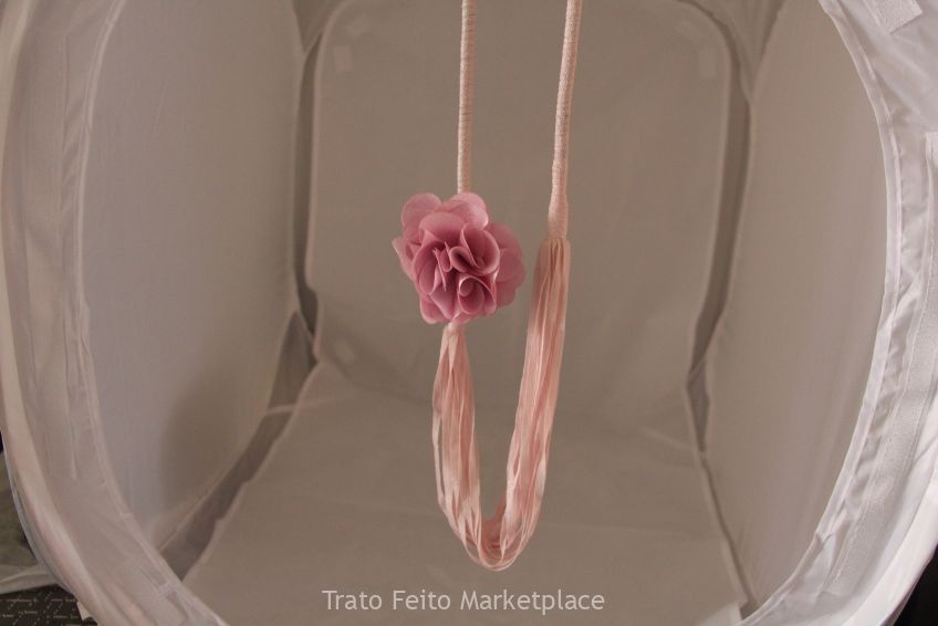 Colar de fita de algodão rosa claro.