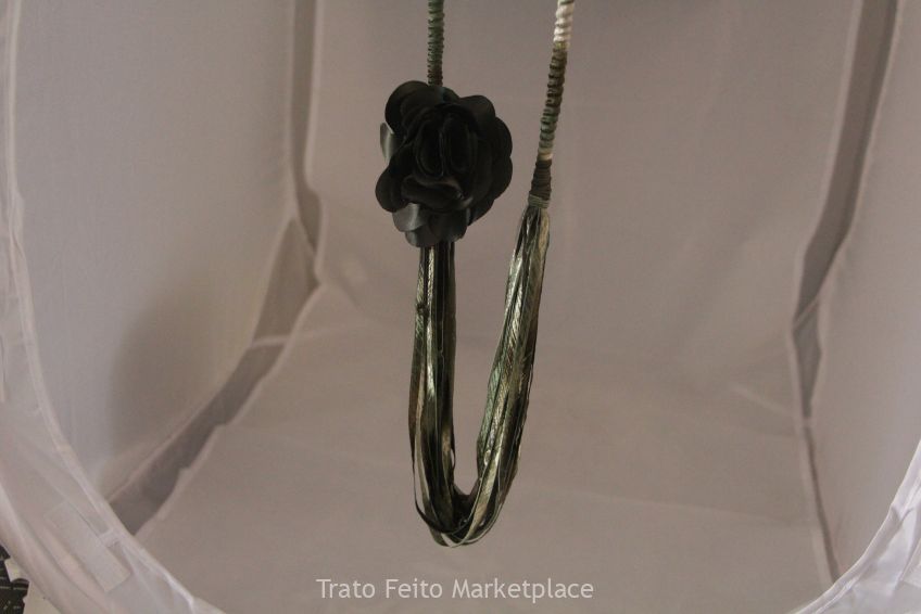 Colar de fita de seda manchada de verde.