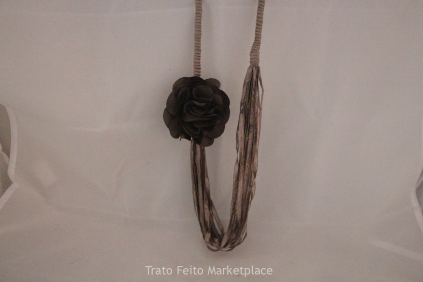 Colar com fita de ceda com flor.