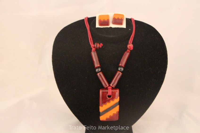 Medalhão de cerâmica regulàvel cor vinho,terra e preto com brinco.