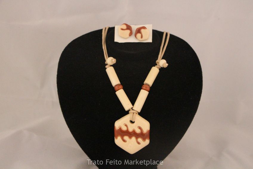 Medalhão de cerâmica regulável cor gelo e marrom avermelhado com brinco.