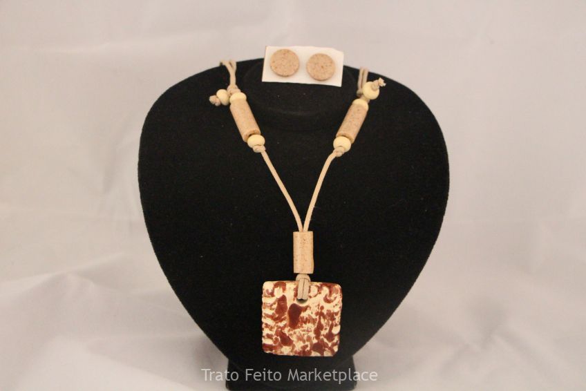Medalhão de cerâmica regulavel com brinco.