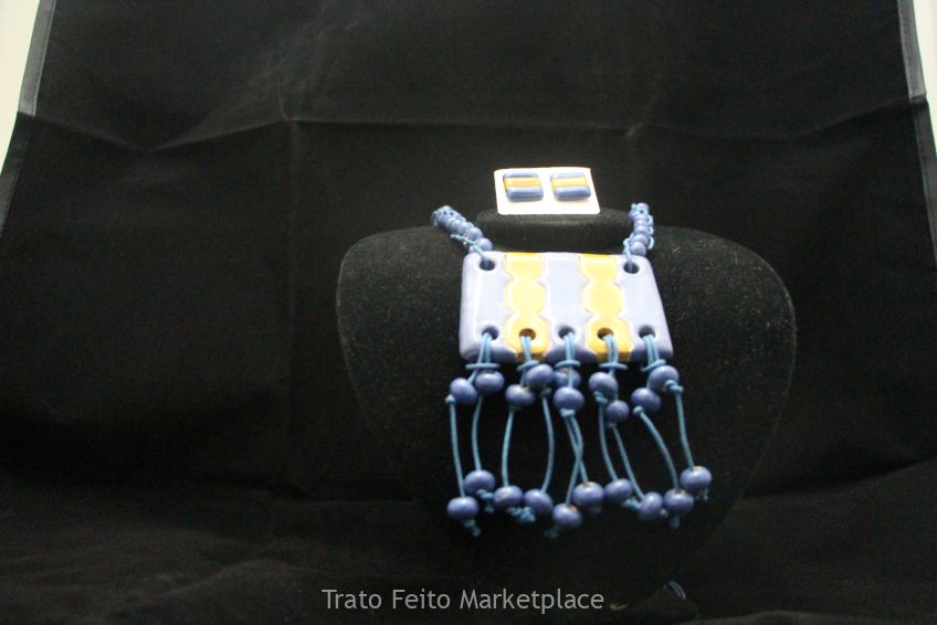 Colar de placa de cerâmica azul royal com caramelo.