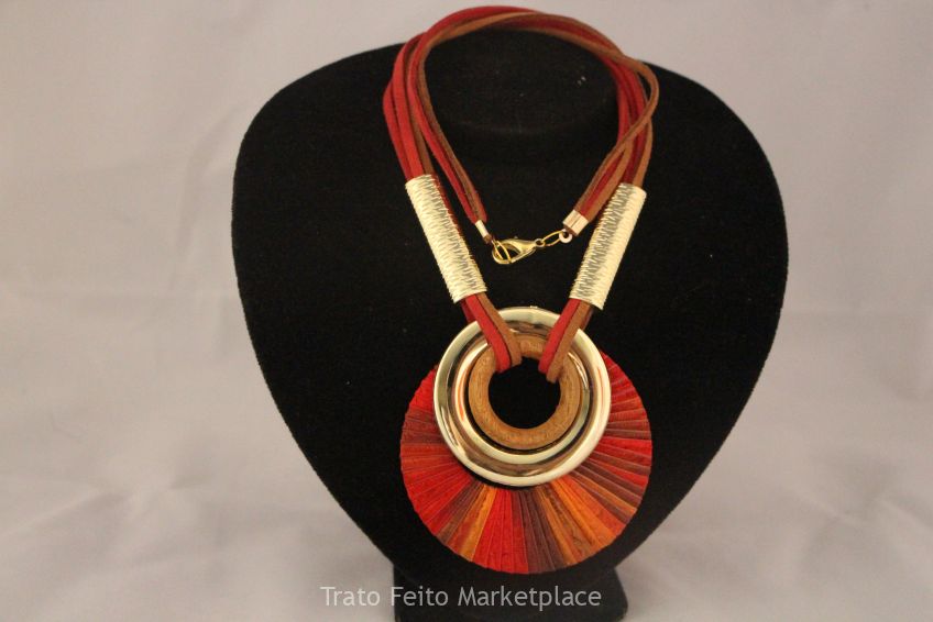 Colar mandala manchado de vermelho, marrom, laranja.